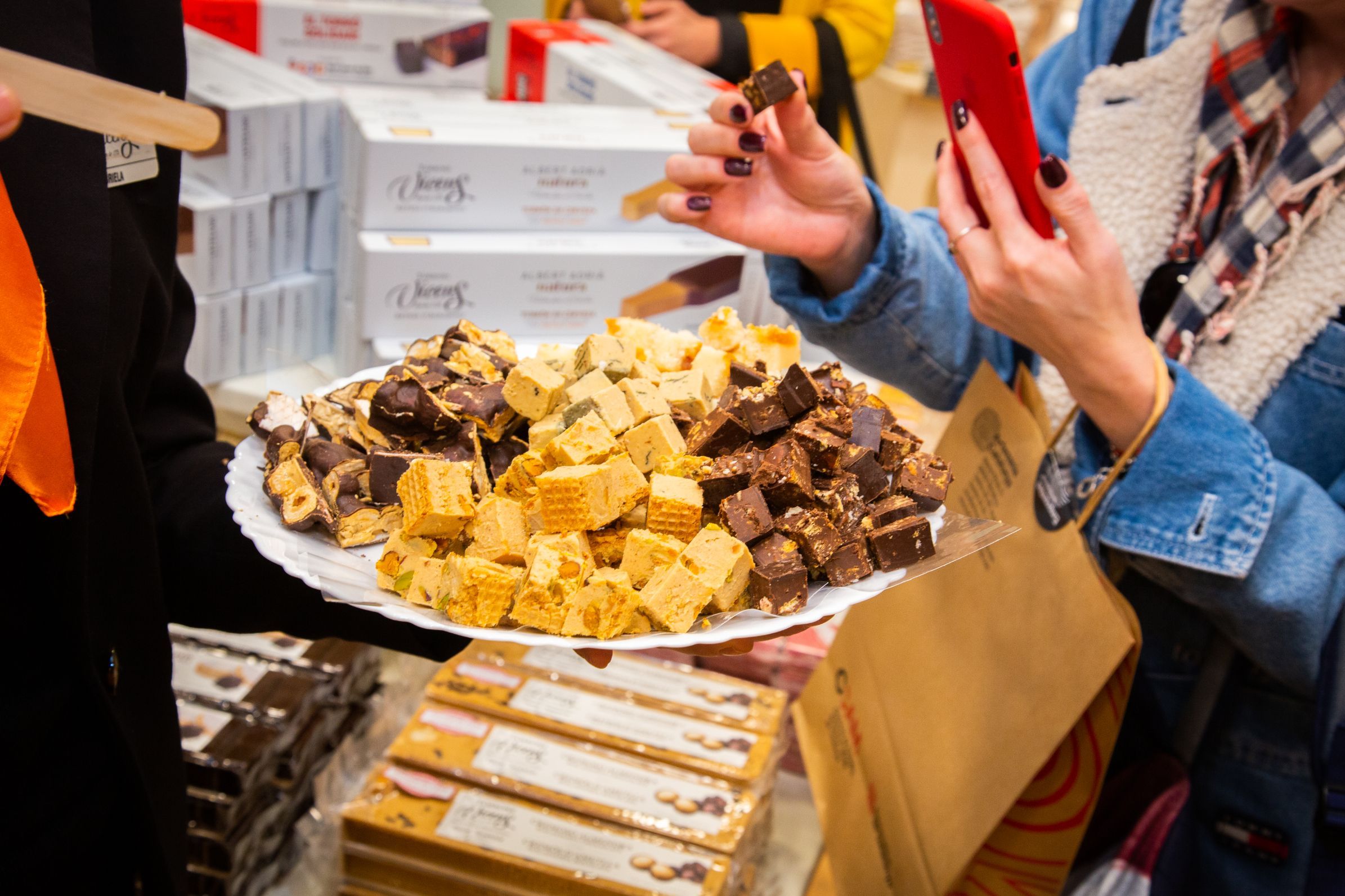 Tasting <i>torron</i> at a Christmas market © Turisme de Barcelona | Espe Pons