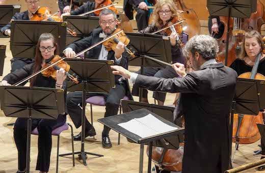 Carlo Goldstein conducts the BBC Philharmonic © BBC Philharmonic | Jenny Whitham
