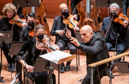 Jaap van Zweden conducts the New York Philharmonic © Chris Lee