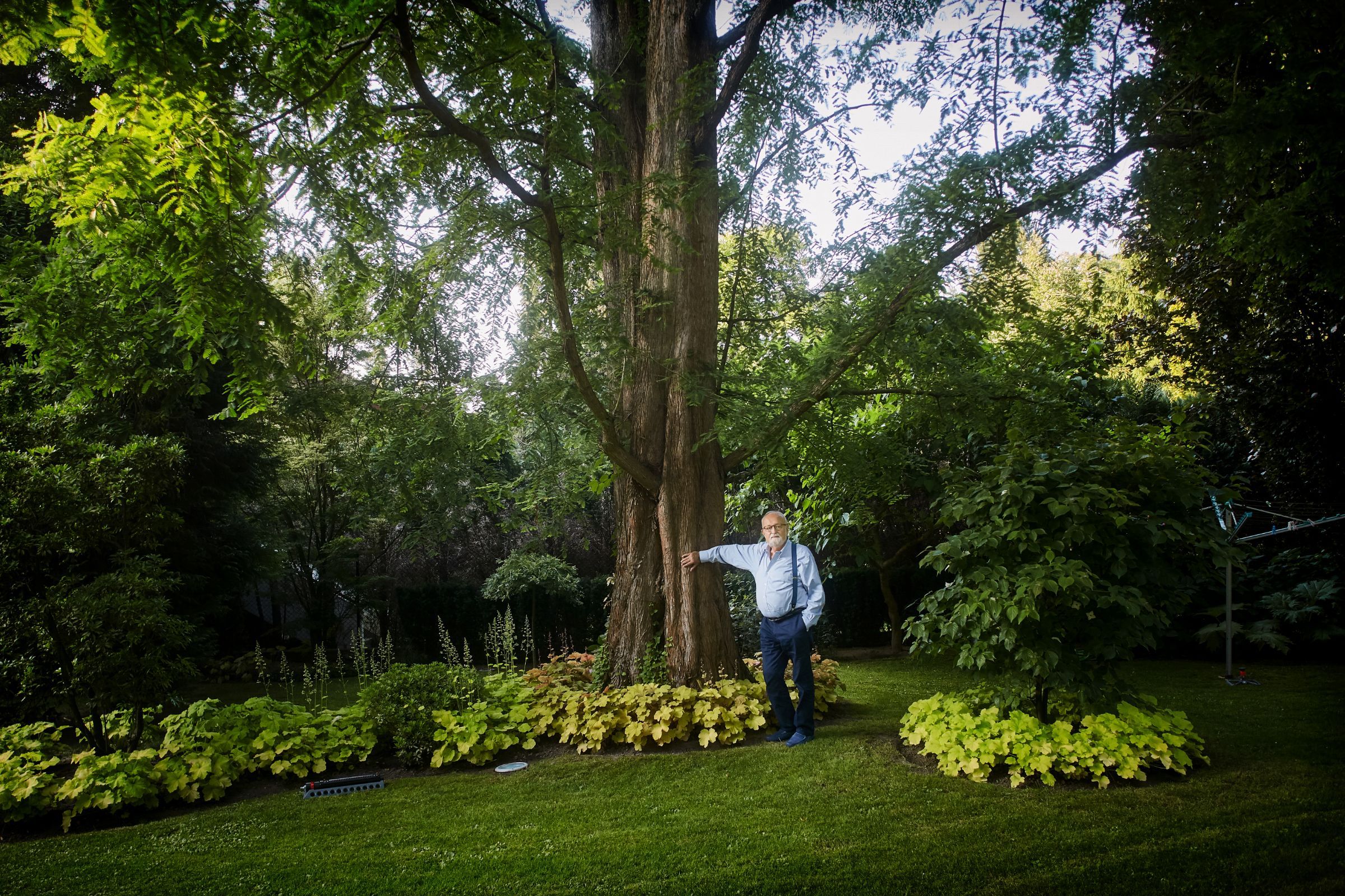 Krzysztof Penderecki next to a bald cypress in his garden in Lusławice © Bartłomiej Barczyk