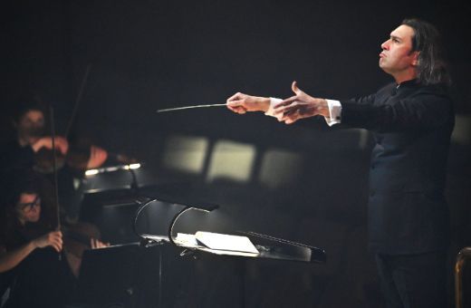 Vladimir Jurowski conducts the LPO © Mark Allan