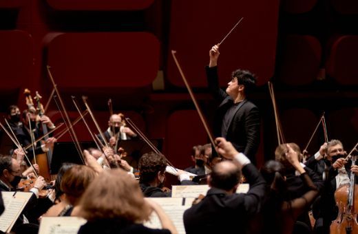 Aziz Shokhakimov dirige l'Orchestre philharmonique de Strasbourg &copy; Gregory Massat