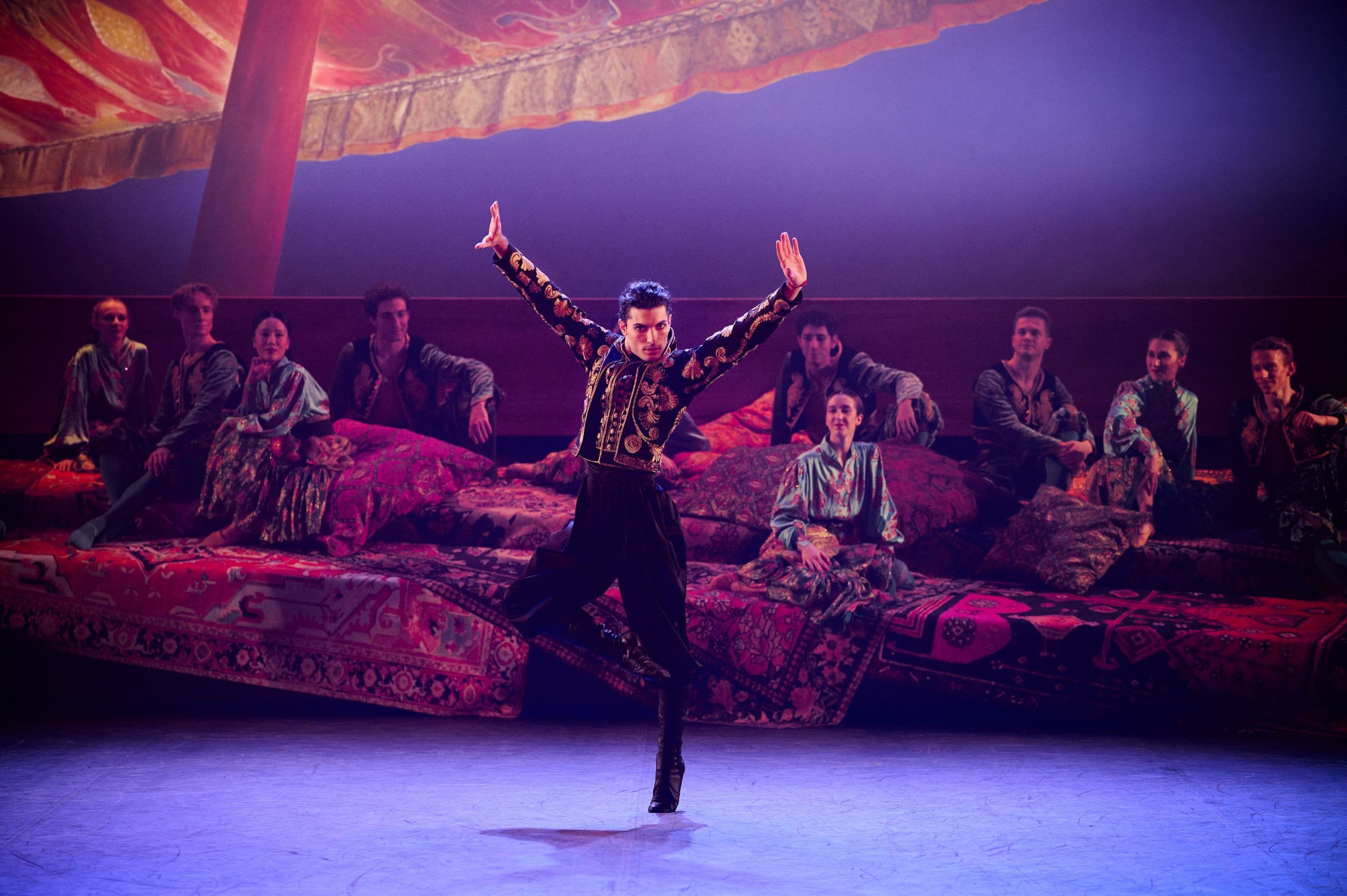 Fernando Carratalá Coloma in rehearsal for <i>Raymonda</i> &copy; Laurent Liotardo