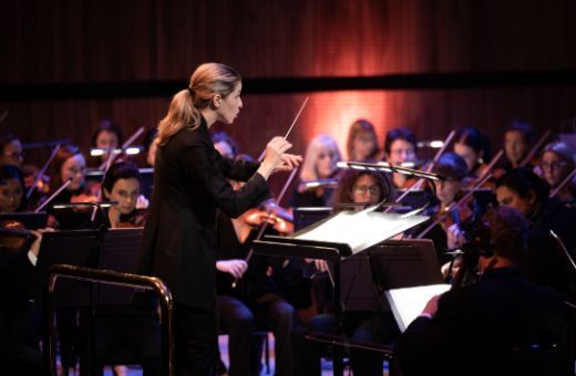 Karina Canellakis conducts the London Philharmonic Orchestra © Benjamin Ealovega