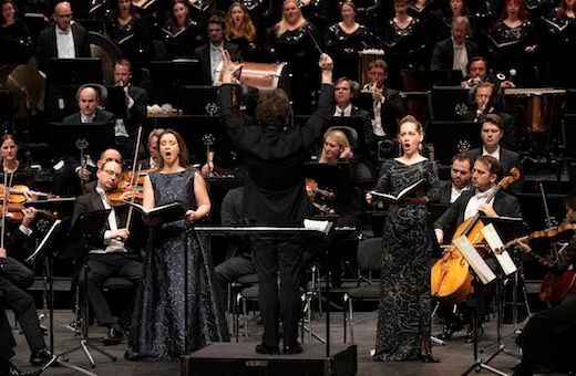 Jakub Hrůša dirigiert die Bamberger Symphoniker, mit Christina Landshamer und Anna Lucia Richter © Andrea Kremper
