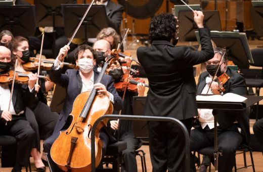 El violonchelista Edgar Moreau y el director Kerem Hasan junto a la Sinfónica de Galicia &copy; Orquesta Sinfónica de Galicia