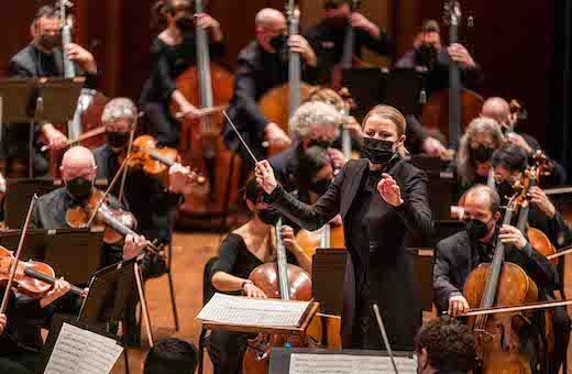 Ruth Reinhardt conducts the Seattle Symphony © James Holt | Seattle Symphony