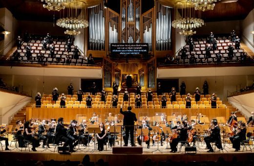 Miguel Harth-Bedoya al frente de la Orquesta Nacional de España y los conjuntos corales © José Luis Pindado | OCNE