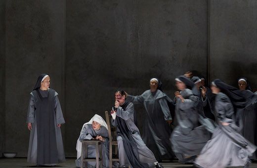 Alice Coote (Mère Marie), Olga Kulchynska (Blanche) François Piolino (L'Aumônier) © Herwig Prammer