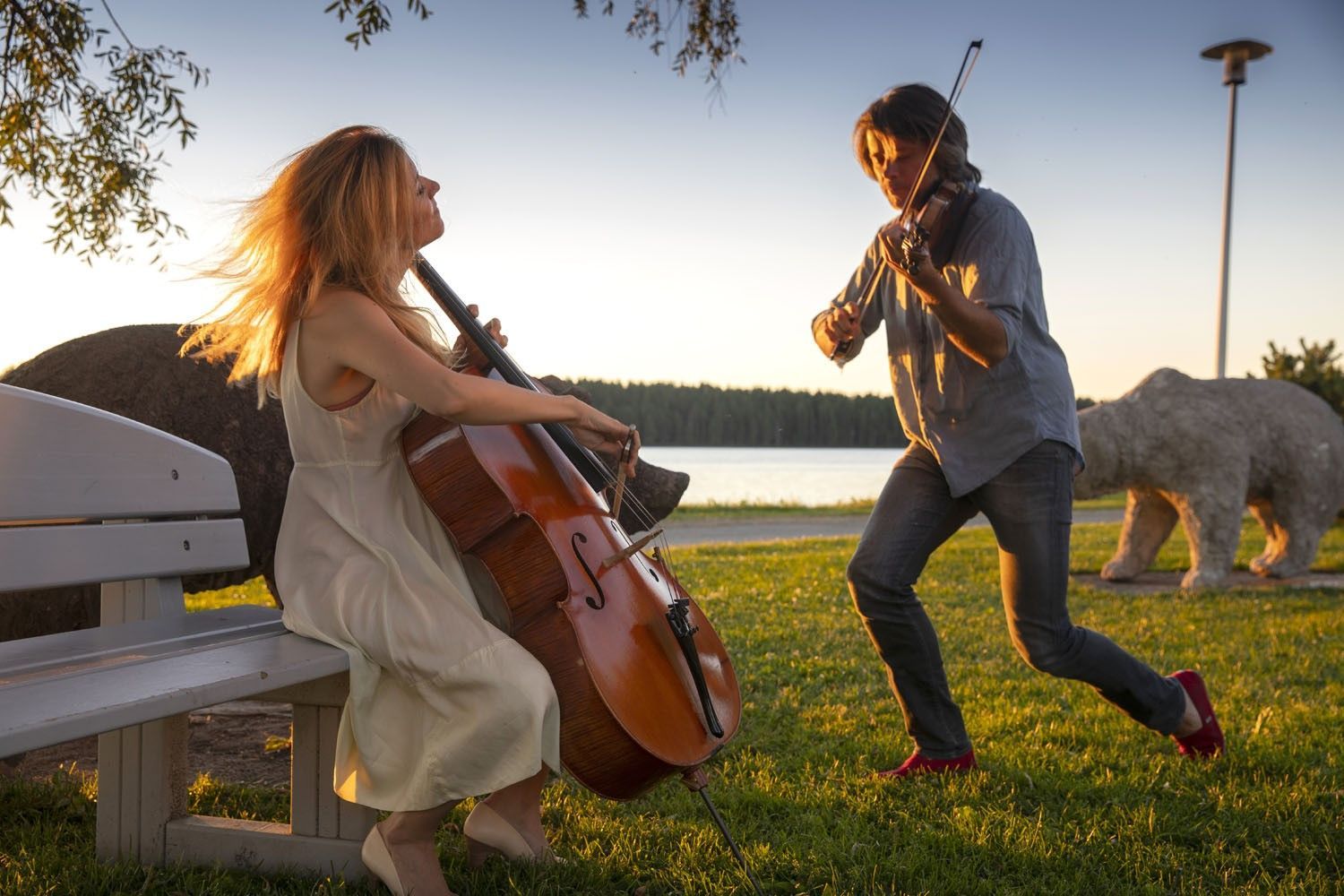 Maja Bogdanovic and Daniel Rowland, with bears © Stefan Bremer