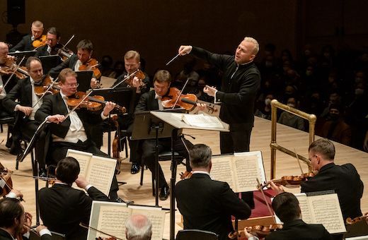 Yannick Nézet-Séguin conducts the Vienna Philharmonic in Carnegie Hall &copy; Steven Pisano for Bachtrack