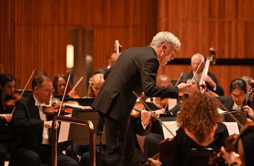Edward Gardner conducts the London Philharmonic Orchestr &copy; Mark Allan