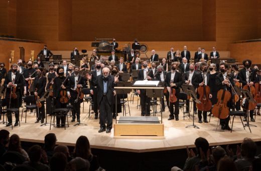El compositor Jordi Cervell&oacute; saluda tras el estreno de <i>L'harmonia de les formes</i> por la OBC &copy; May Zircus | L'Auditori