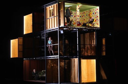 Escena de Calixto Bieito con una estructura de compartimentos como eje central &copy; Javier del Real | Teatro Real