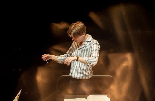 Klaus M&auml;kel&auml; en r&eacute;p&eacute;tition avec l'Orchestre de Paris &copy; Mathias Benguigui