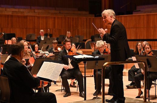 Edward Gardner conducts the LPO © Mark Allan