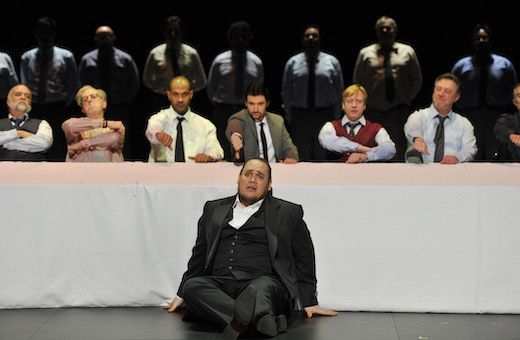 Quinn Kelsey (Rigoletto) and Chorus © Hans Jörg Michel (2014)