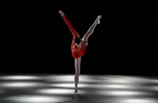 El bailarín Hugo Layer en <i>L'Oiseau de feu</i> &copy; Olivier Houeix | Malandain Ballet Biarritz