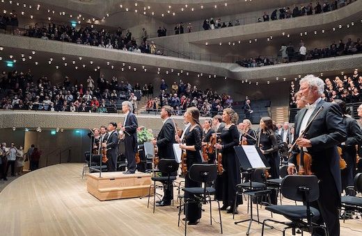 Kent Nagano and the Philharmonisches Staatsorchester Hamburg © Hannes Rathjen