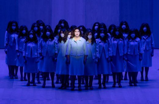 Anna Pirozzi (Lady Macbeth) y las voces femeninas del Cor de la Generalitat &copy; Miguel Lorenzo y Mikel Ponce | Les Arts