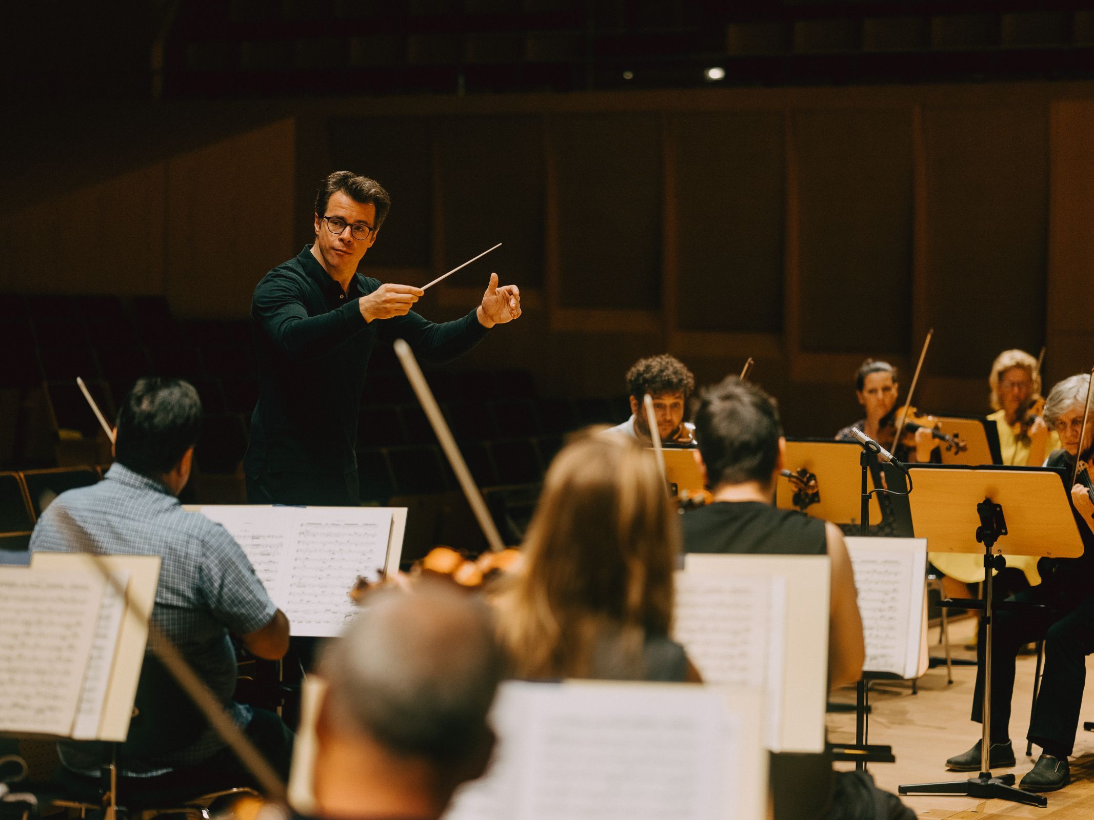 Jakub Hrůša in rehearsal with the Bamberg Symphony © Andreas Herzau