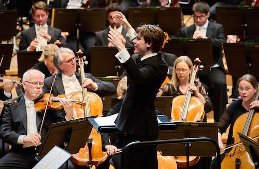 Klaus Mäkelä conducts the Oslo Philharmonic © Kaupo Kikkas (Paris Philharmonie, May 2022)