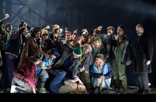 Karis Tucker (Thurza) and Glyndebourne Chorus © Richard Hubert Smith