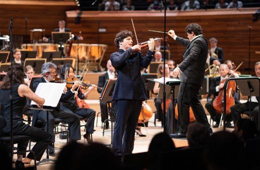Augustin Hadelich et l'Orchestre National de France dirigé par Cristian Măcelaru &copy; Suxiao Yang