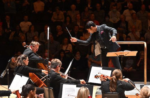 Alpesh Chauhan conducts the BBC SO © BBC | Mark Allan