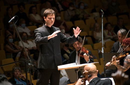 El compositor Francisco Coll al frente de la Orquestra de València © Live Music Valencia