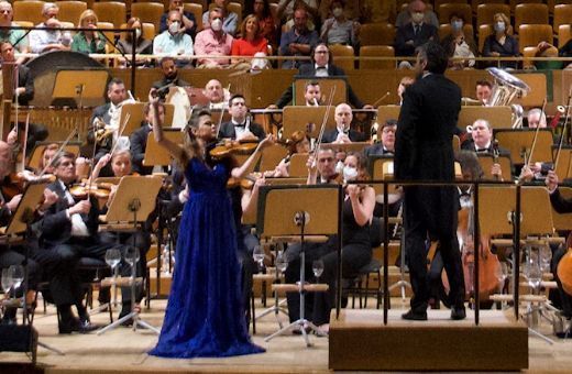 La violinista Karen Gomyo junto a la Orquesta Nacional de Espa&ntilde;a &copy; Rafa Mart&iacute;n | OCNE
