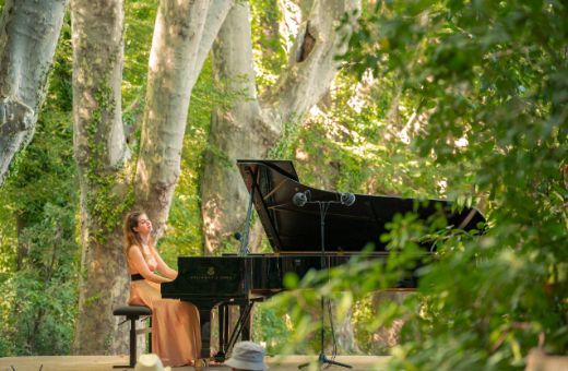 C&eacute;lia Oneto Bensaid sous les platanes de La Roque d'Anth&eacute;ron en 2021 &copy; Valentine Chauvin