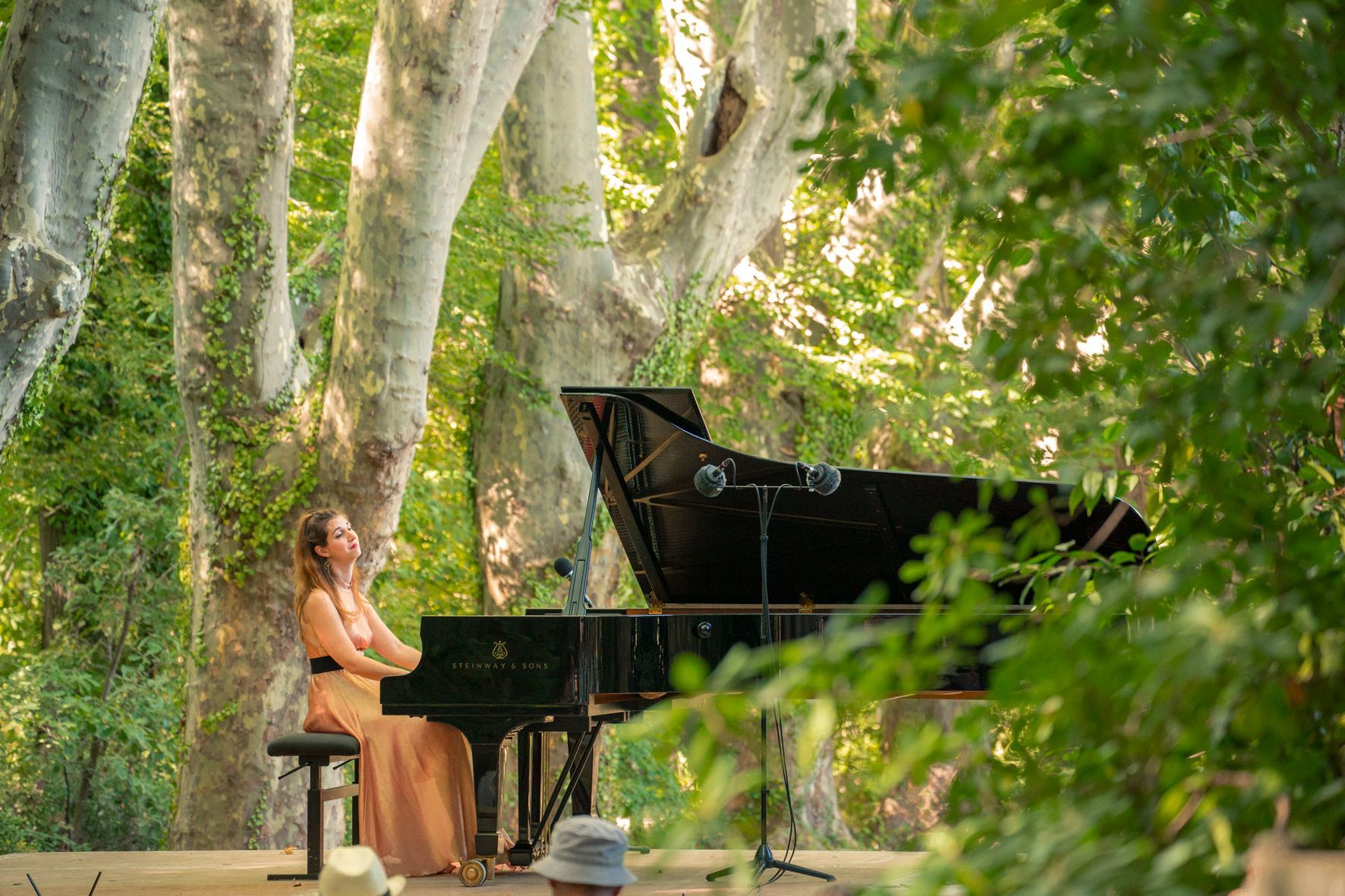 Célia Oneto Bensaid sous les platanes de La Roque d'Anthéron en 2021 &copy; Valentine Chauvin