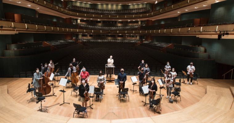 Hans Graf during rehearsals with the Singapore Symphony &copy; Singapore Symphony
