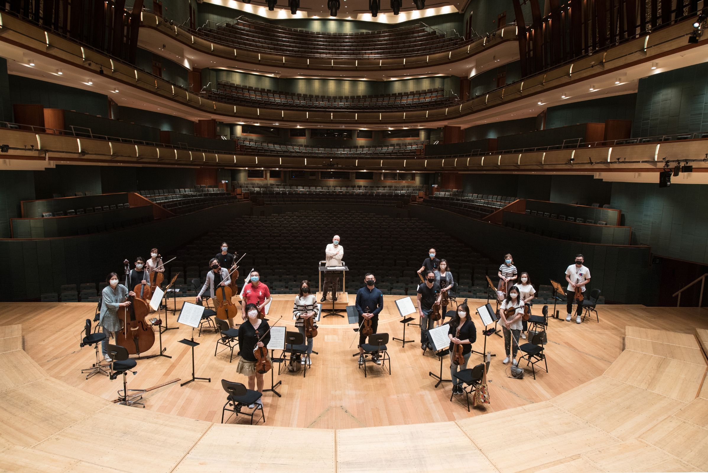 Hans Graf during rehearsals with the Singapore Symphony &copy; Singapore Symphony