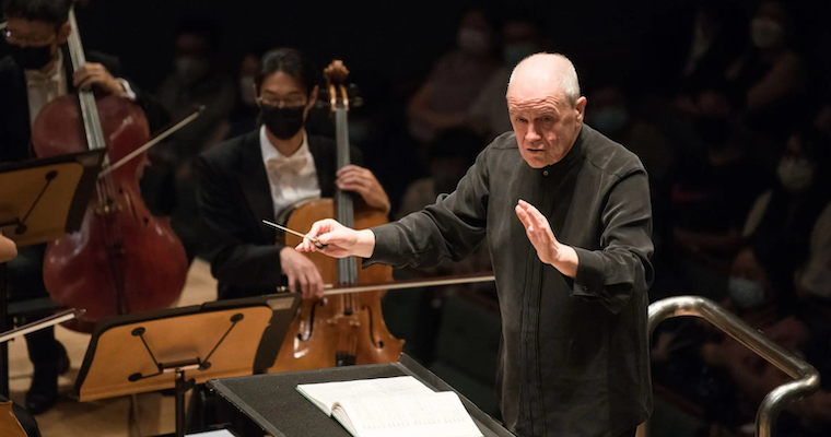 Hans Graf conducting the Singapore Symphony © Singapore Symphony