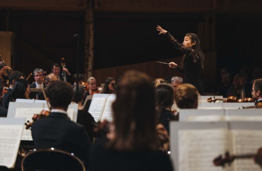 Elim Chan dirige l'Orchestre national de Lyon © Matthieu Joffres