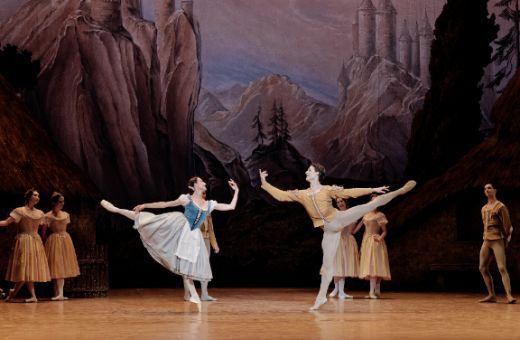 Doroth&eacute;e Gilbert (Giselle) et Hugo Marchand (Albrecht) &copy; Agathe Poupeney / Op&eacute;ra national de Paris