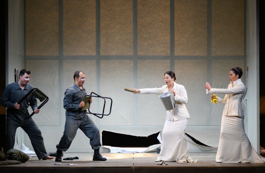 Juraj Hollý (Ferrando), Ilya Lapich (Guglielmo), Seunghee Kho (Fiordiligi),Shachar Lavi (Dorabella) © Maximilian Borchardt