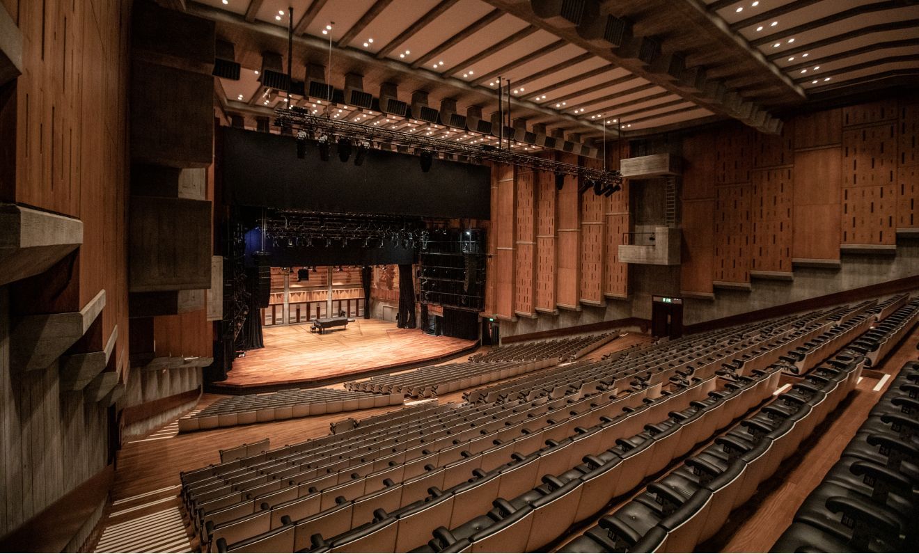 Queen Elizabeth Hall inside &copy; Victor Frankowski