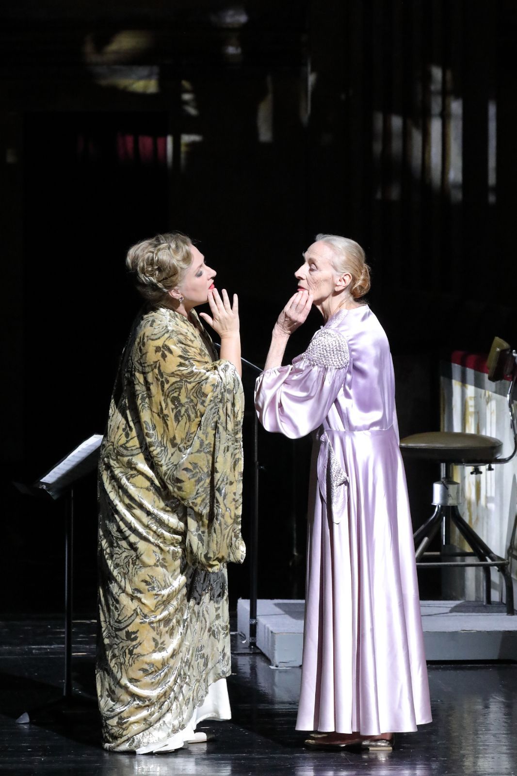 Diana Damrau (Gräfin) und Ute Vermehr &copy; Wilfried Hösl