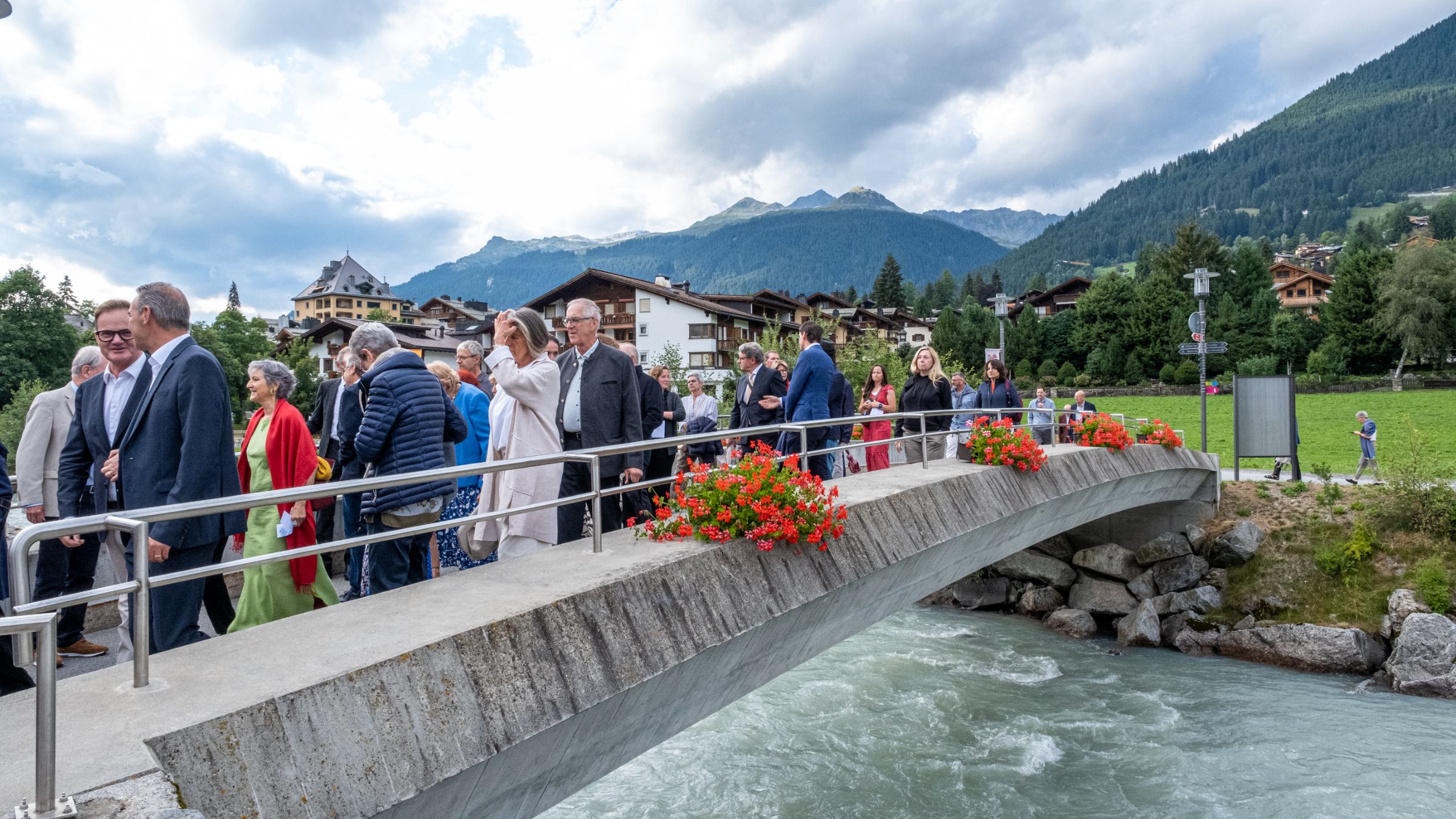 Guests arrive at the Klosters Arena &copy; Marcel Giger