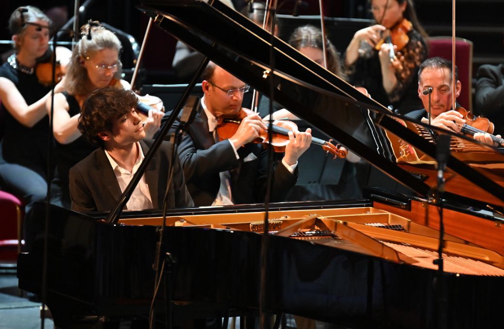 Tom Borrow and the BBC Symphony Orchestra &copy; BBC | Chris Christodoulou