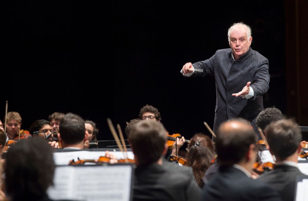 Daniel Barenboim dirigiert das West-Eastern Divan Orchestra &copy; Monika Rittershaus