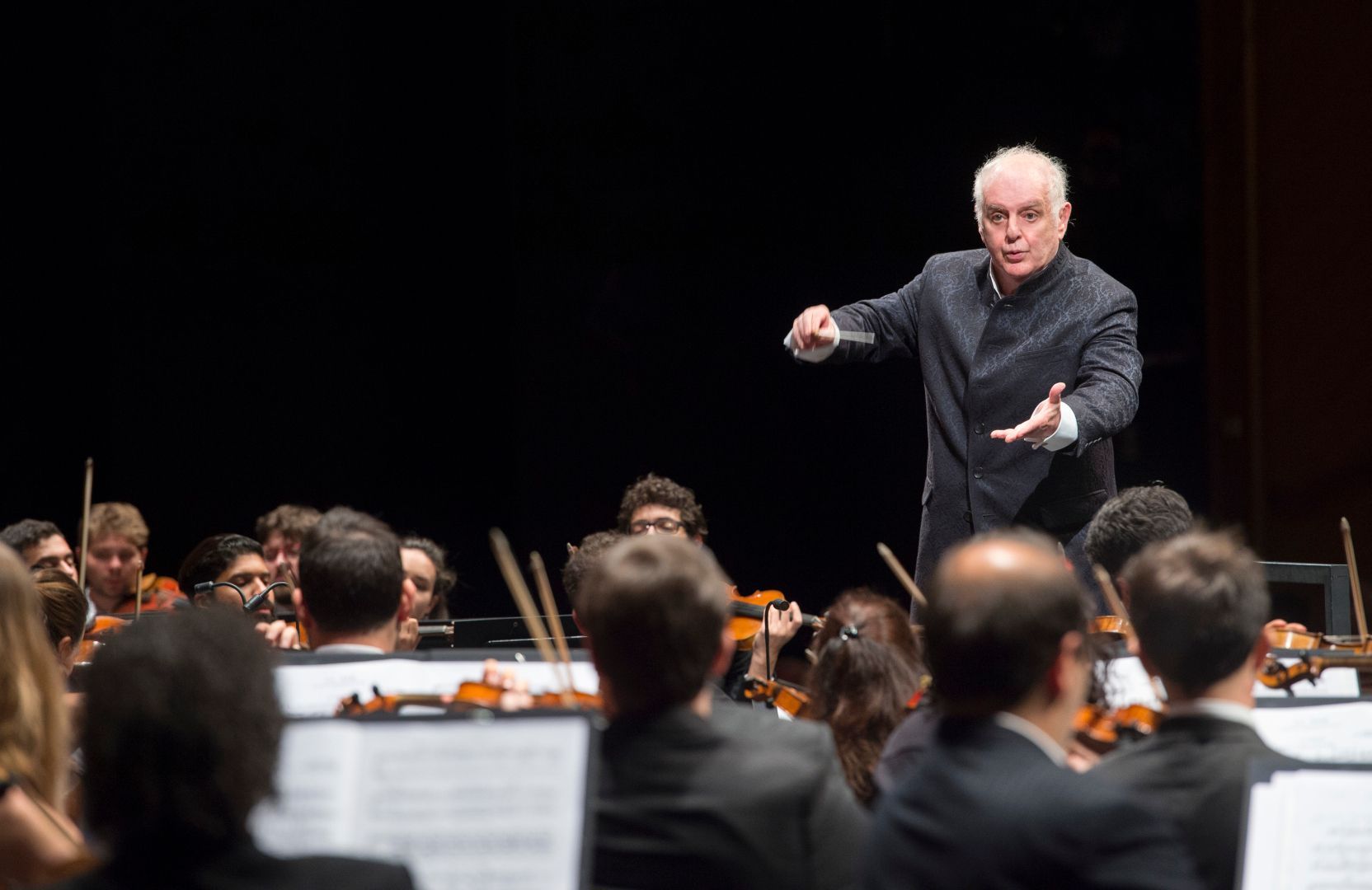 Daniel Barenboim dirigiert das West-Eastern Divan Orchestra &copy; Monika Rittershaus