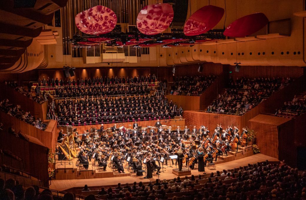 Simone Young conducts soloists, the Sydney Symphony and Sydney Philharmonia Choirs &copy; Daniel Boud