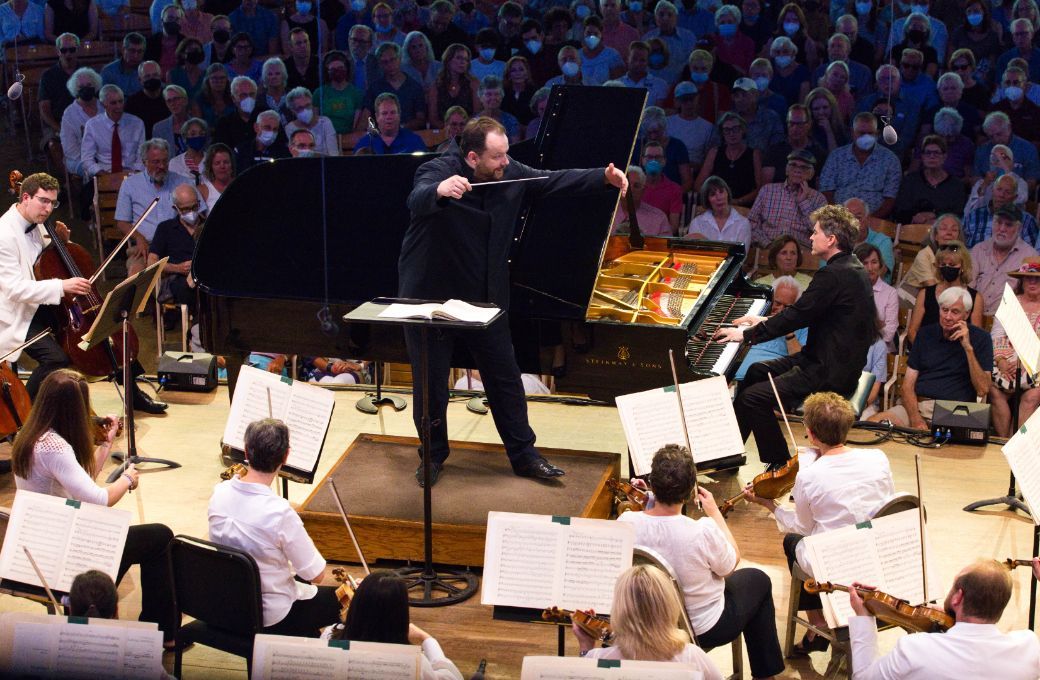 Andris Nelsons conducts Paul Lewis and the BSO © Hilary Scott