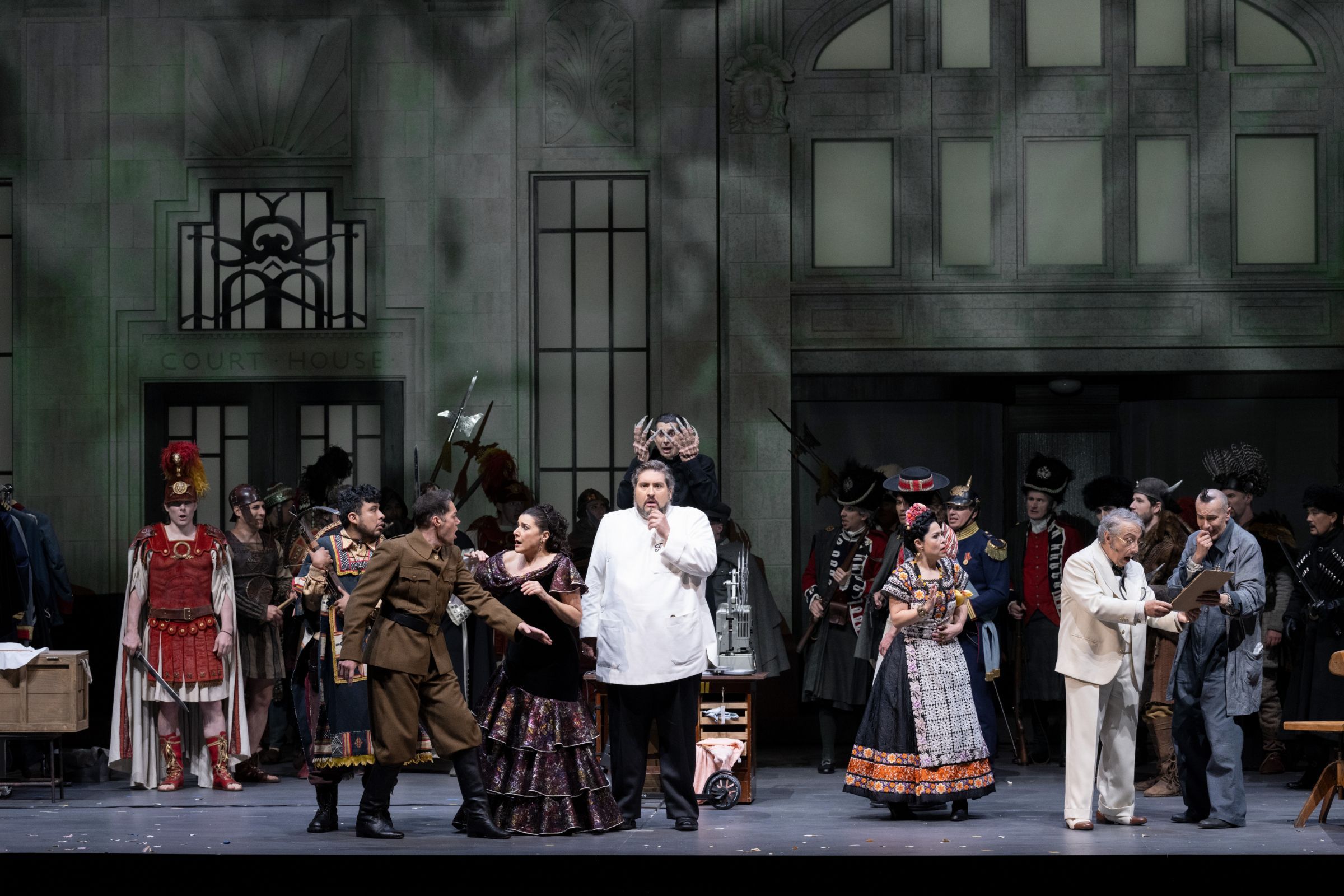 Nicola Alaima (Figaro) and ensemble &copy; Monika Rittershaus