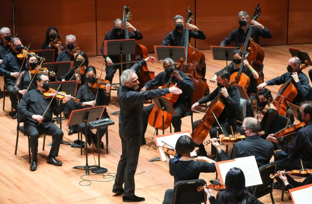 Louis Langrée leads the Mostly Mozart Festival Orchestra © Steven Pisano for Bachtrack
