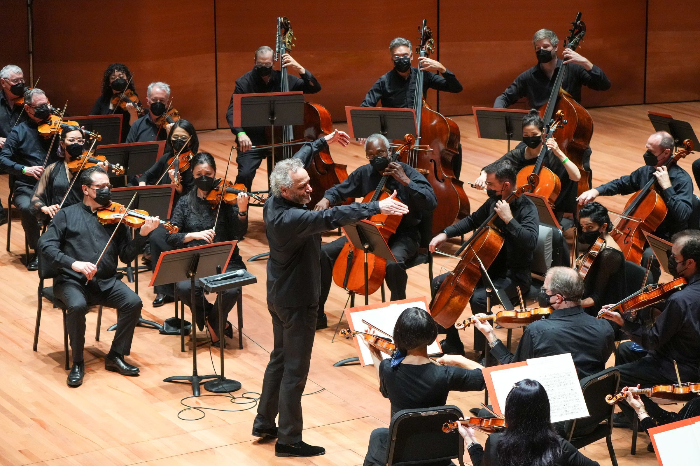 Louis Langrée leads the Mostly Mozart Festival Orchestra &copy; Steven Pisano for Bachtrack